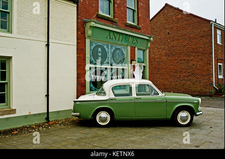 1960 Hillman Minx und Antiquitäten auf dem Grün shop West Auckland, County Durham Stockfoto