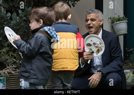 Sadiq Khan, der Bürgermeister von London, startet die Toxizitätsgebühr in Höhe von £10 pro Tag im Zentrum von London, indem er sich den Kindern anschließt, die einen Garten in der UCL Day Nursery in Bloomsbury, London, Pflanzen. Stockfoto