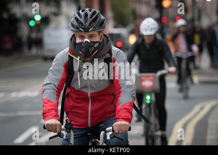 Radfahrer in Bloomsbury, im Zentrum von London Sadiq Khan als Bürgermeister von London startet die &pound;10-a-day Toxicity Charge (T-Charge) in London. Stockfoto