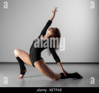 Junge schöne Tänzerin posiert im Studio Stockfoto