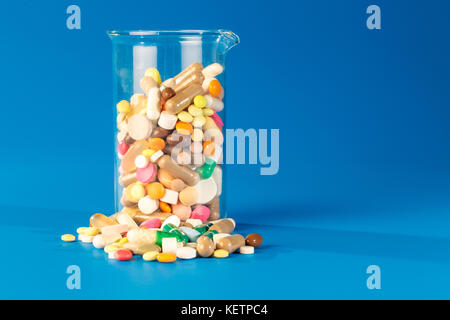 Tabletten und Kapseln in einem Glas Stockfoto