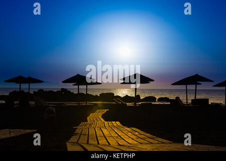 Holz- Pflaster am Strand bei Sonnenuntergang Stockfoto