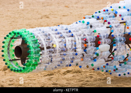 Upcycling Plastikflaschen am Strand von Bournemouth - Teil der Rettet unsere Meere Nachricht in einer Flasche in Bournemouth Kunst am Meer Festival im Oktober Stockfoto