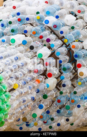 Upcycling Plastikflaschen am Strand von Bournemouth - Teil der Rettet unsere Meere Nachricht in einer Flasche in Bournemouth Kunst am Meer Festival im Oktober Stockfoto