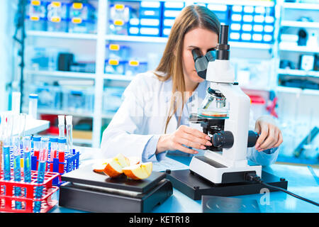 Kontrolle Obst und Gemüse für schädlichen Elementen. labor für die Überprüfung der Qualität von Lebensmitteln Stockfoto