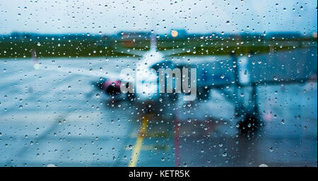 Blick aus dem Flugzeugfenster im regnerischen nicht-fliegenden Wetter regen Stockfoto