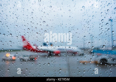 Blick aus dem Flugzeugfenster im regnerischen nicht-fliegenden Wetter regen Stockfoto