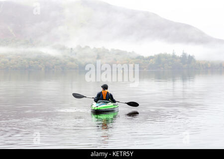 Kanu auf Derwent Water, Lake District, Cumbria, England, Großbritannien Stockfoto