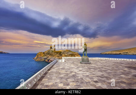 Der Platz und die Statue des unbekannten Sailor im Chora (Hora) Dorf der Insel Andros, Kykladen, Griechenland Stockfoto