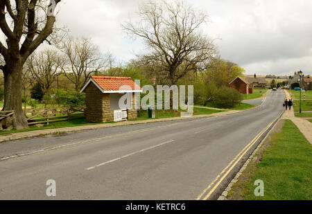 Eine Bushaltestelle in Goathland, mit einem Tor, um Schafe, die im ganzen Dorf durchstreifen. Stockfoto