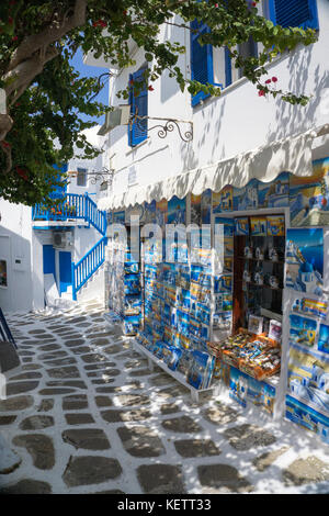 Souvenir Shop in einer Gasse von Mykonos Stadt, Mykonos, Griechenland Stockfoto