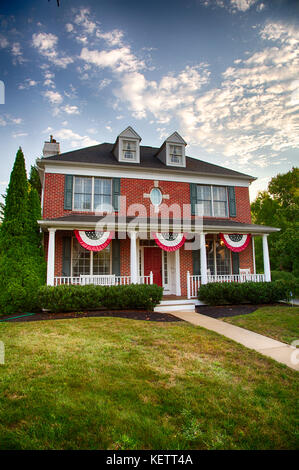 Ein Haus Im Kolonialstil In Medford New Jersey Mit Amerikanischer Flagge Ammern Auf Der Veranda Stockfotografie Alamy