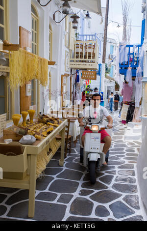 Lokaler Mann Laufwerke auf Fracht Dreirädriges an einer schmalen Gasse, Mykonos Stadt, Mykonos, Griechenland Stockfoto