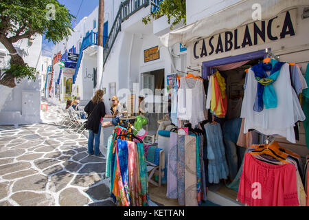 Souvenir Shop in einer Gasse von Mykonos Stadt, Mykonos, Griechenland Stockfoto