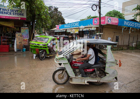 Motorisierte dreiräder (Auto-rikscha) bei nassen Straßen von El Nido, Palawan Stockfoto