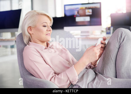 Geschäftsfrau auf der Suche nach Liebe online Stockfoto