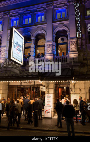 Theaterbesucher außerhalb des Noel Coward Theatre in St. Martin's Lane Warteschlange zu sehen Arbeit der Liebe, eine politische Komödie von James Graham und Hauptdarsteller Martin Freeman und Tamsin Greig, am 16. Oktober 2017 in London, England. Stockfoto