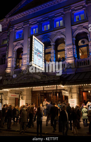 Theaterbesucher außerhalb des Noel Coward Theatre in St. Martin's Lane Warteschlange zu sehen Arbeit der Liebe, eine politische Komödie von James Graham und Hauptdarsteller Martin Freeman und Tamsin Greig, am 16. Oktober 2017 in London, England. Stockfoto