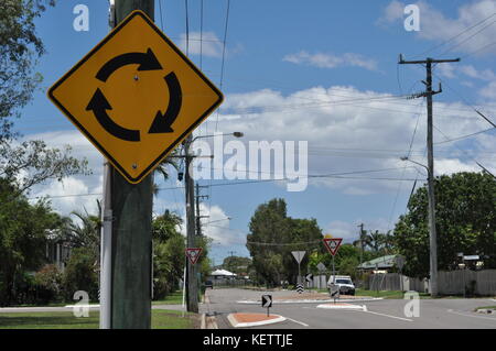 Kreisverkehr Zeichen in einem vorstädtischen Street, Townsville, Queensland, Australien Stockfoto