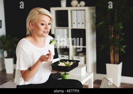 Frau Salat während der Mittagspause Stockfoto