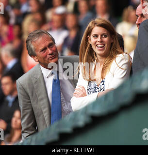 London, ENGLAND - 28. JUNI: Prinzessin Beatrice nimmt am 8. Tag der Wimbledon Lawn Tennis Meisterschaften im All England Lawn Tennis and Croquet Club am 28. Juni 2011 in London, England, am Viertelfinalspiel zwischen Sabine Lisicki aus Deutschland und der französischen Königin, Teil. Personen: Prinzessin Beatrice Transmission Ref: MNC23 Hoo-Me.com / MediaPunch Stockfoto