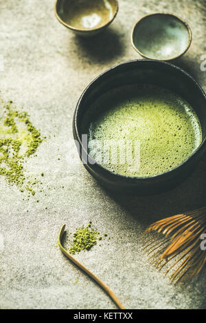 Flachbild-lay von frisch gebrühtem japanische Matcha grüner Tee in der Schüssel Stockfoto