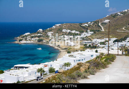 Strand von Ornos mit typischen weißen Ägäis cube Häuser, Mykonos, Griechenland Stockfoto