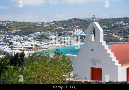 Winzige ortodox Kapelle über dem Strand von Ornos, Mykonos, Griechenland Stockfoto