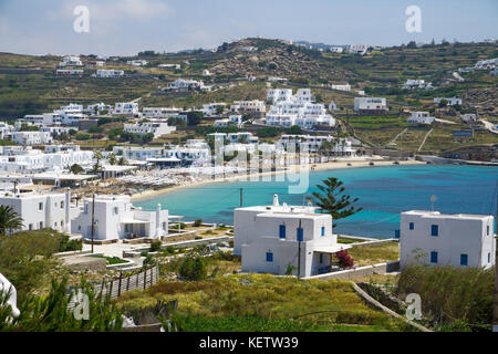 Strand von Ornos mit typischen weißen Ägäis cube Häuser, Mykonos, Griechenland Stockfoto