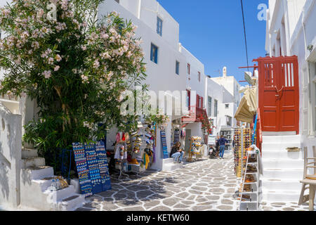 Souvenirläden in einer Gasse von Mykonos Stadt, Mykonos, Griechenland Stockfoto