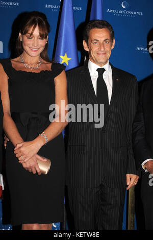 New YORK - 23. SEPTEMBER: Der französische Präsident Nicolas Sarkozy, die Ehefrau Carla Bruni Sarkozy und der ehemalige Staatssekretär Henry Kissinger nehmen an der 2008 Appeal of Conscience Foundation Preisverleihung Dinner im Waldorf-Astoria Hotel am 23. September 2008 in New York City Teil. Sarkozy erhielt den "Appeal of Conscience World Statesman Award" für "seine Führung bei der Förderung von Freiheit, Toleranz und interreligiöser Verständigung: Nicolas Sarkozy, Carla Bruni Sarkozy Transmission Ref: MNC1 Hoo-Me.com / MediaPunch Stockfoto