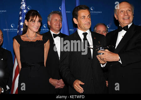 New YORK - 23. SEPTEMBER: Der französische Präsident Nicolas Sarkozy, die Ehefrau Carla Bruni Sarkozy und der ehemalige Staatssekretär Henry Kissinger nehmen an der 2008 Appeal of Conscience Foundation Preisverleihung Dinner im Waldorf-Astoria Hotel am 23. September 2008 in New York City Teil. Sarkozy wurde mit dem "Appeal of Conscience World Statesman Award" für "seine Führung bei der Förderung von Freiheit, Toleranz und interreligiösem Verständnis Menschen: Ralph Lauren Transmission Ref: MNC1 Hoo-Me.com / MediaPunch Stockfoto