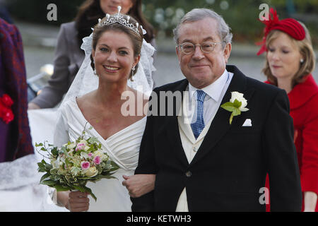 Brüssel, BELGIEN - 20. NOVEMBER: Bernardo Guillermo und die Partnerin Eva Prinz-Valdes nehmen am 20. November 2010 in Brüssel, Belgien, Die Prinzessin Annemarie und ihr Vater Hans Gualtherie van Weezel Transmission Ref. MNCUK1 Hoo-Me.com/MediaPunch Stockfoto