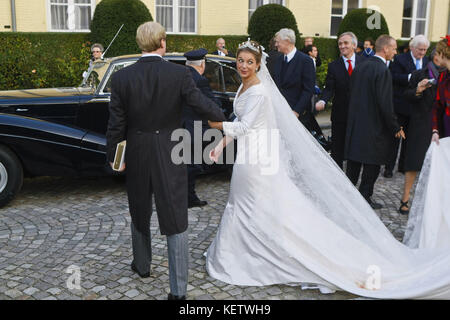 Brüssel, BELGIEN - 20. NOVEMBER: Bernardo Guillermo und die Partnerin Eva Prinz-Valdes besucht am 20. November 2010 in Brüssel, Belgien, die Prinzessin Annemarie Gualtherie van Weezel und Prinz Carlos de Bourbon de Parme Royal Wedding in Abbaye de la Cambre: Prinzessin Annemarie de Bourbon de Parme-Gualtherie van Weezel und Carlos de Borbon de Parme Transmission Ref: MNCUK1 Hoo-Me.com / MediaPunch Stockfoto
