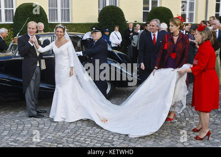Brüssel, BELGIEN - 20. NOVEMBER: Bernardo Guillermo und die Partnerin Eva Prinz-Valdes besucht am 20. November 2010 in Brüssel, Belgien, die Prinzessin Annemarie Gualtherie van Weezel und Prinz Carlos de Bourbon de Parme Royal Wedding in Abbaye de la Cambre: Prinzessin Annemarie de Bourbon de Parme-Gualtherie van Weezel und Carlos de Borbon de Parme Transmission Ref: MNCUK1 Hoo-Me.com / MediaPunch Stockfoto