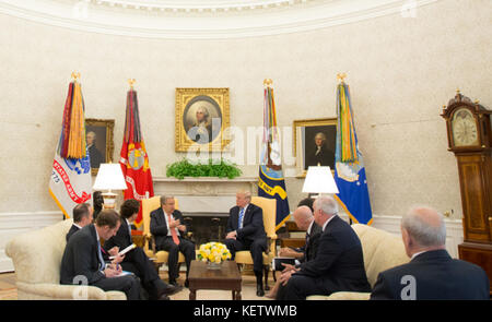 Washington, DC - 20. OKTOBER: Präsident Donald J. Trump, der von US-Sekretär bei den Vereinten Nationen Nikki Haley beigetreten ist; National Security Adviser LT. Gen. H.R. McMaster und Senior Advisers des Weißen Hauses treffen sich mit Generalsekretär der Vereinten Nationen António Guterres, Freitag, 20. Oktober 2017, im Oval Office im Weißen Haus in Washington, D.C People: Donald Trump, zusammen mit Vizepräsident Mike Pence Transmission Ref: MNC Hoo-Me.com / MediaPunch Stockfoto