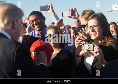 Präsident Donald Trump wird von einer begeisterten Menschenmenge begrüßt, als er am Montag, den 16. Oktober 2017, am internationalen Flughafen Greensville-Spartanburg ankommt, um an einer Veranstaltung in der Nähe Von Greer, South Carolina People teilzunehmen: Donald Trump, zusammen mit Vizepräsident Mike Pence Transmission Ref: MNC Hoo-Me.com/MediaPunch Stockfoto