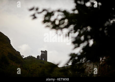 Historische Holyrood Park in Edinburgh, Schottland, die von St Anthony's Chapel auf Arthur's Seat in silhouette Ruine Stockfoto