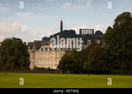 Historische Holyrood Park Edinburgh, Schottland, Palast von Holyroodhouse, allgemein Holyrood Palace mit Calton Hill hinter der Skyline Stockfoto