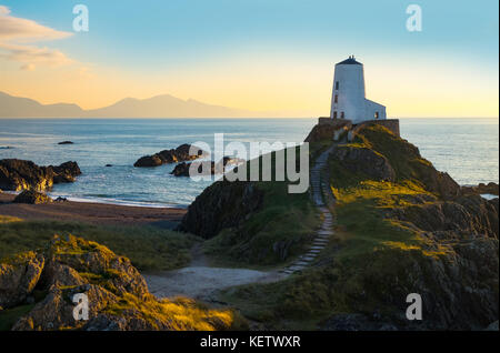 LLanddwyn Strand und Leuchtturm auf Anglesey Stockfoto