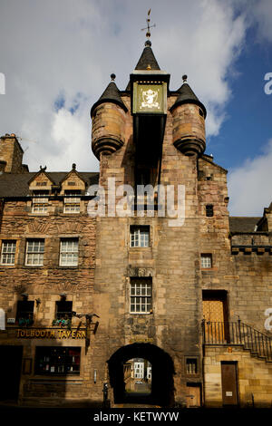 Reich verzierte street Clock auf historischen Edinburgh, Schottland, Canongate Mautstelle für die Mauterhebung verwendet hat auch ein Gefängnis, und ein Gericht auf der Royal Mil Stockfoto