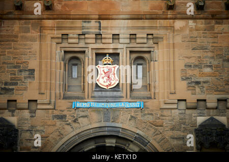 Detail auf den Eingang Torhaus Schloss Edinburgh, Schottland, Canongate die Royal Mile, die Schottischen zügellos Lion crest in Mauerwerk Stockfoto