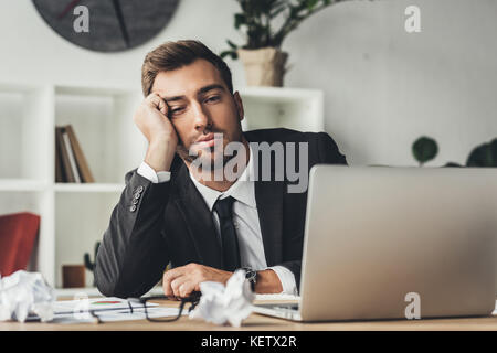 Schlafen gestressten Geschäftsmann Stockfoto