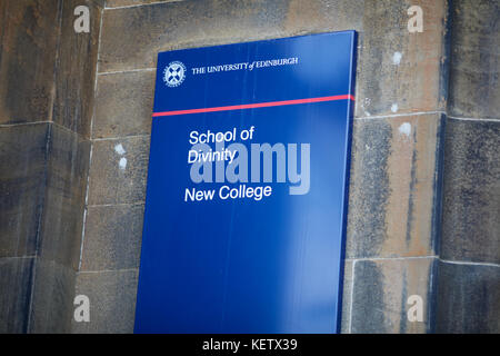 Schottland, New College an der Universität von Edinburgh Fakultät der Göttlichkeit Innenhof als Touristen die Treppe erkunden Stockfoto