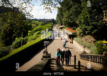 Edinburgh, Schottland, die Princess Street Gärten an einem sonnigen Tag Stockfoto