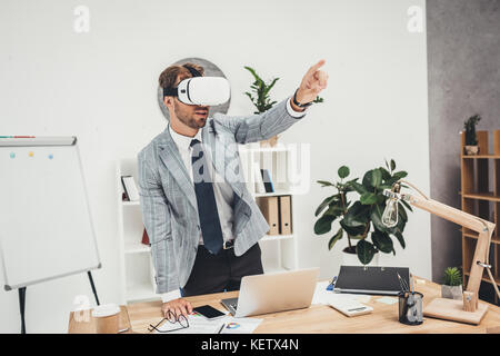 Unternehmer im VR-Headset Stockfoto