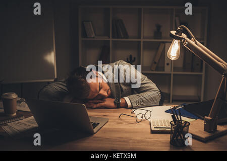 schlafen Geschäftsmann im Büro Stockfoto