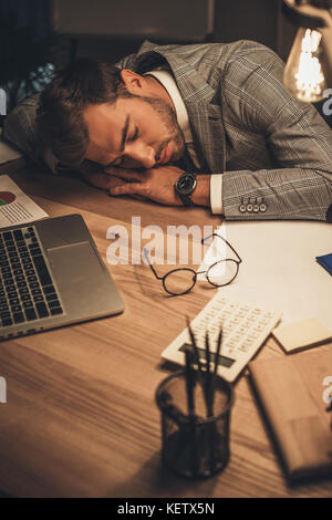 schlafen Geschäftsmann im Büro Stockfoto