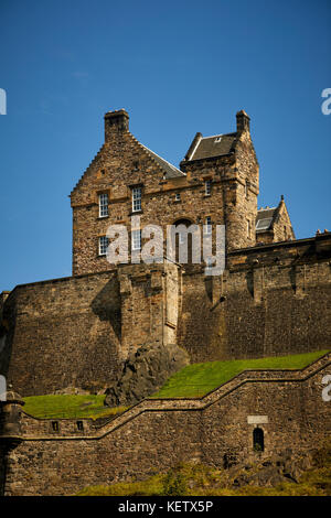 Wahrzeichen der Stadt historische Festung, die die Skyline an einem sonnigen Tag in Schottland Edinburgh Castle Süden dominiert und auf einem vulkanischen Felsen baute. Stockfoto