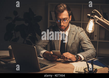 Geschäftsmann mit Smartphone Stockfoto